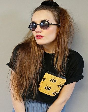 Alice Takes A Trip Buzz Off Bee Crop Pocket T-Shirt - Size: S `SP T16