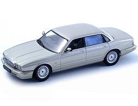 Die-cast Model Jaguar XJ8 (1:43 scale in Gold)