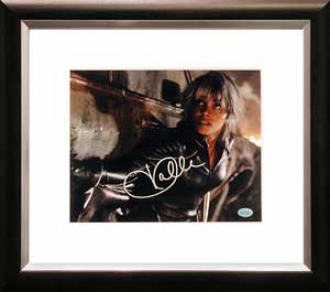 FamousRetail Halle Berry and#39;Stormand39; signed 8x10 photo