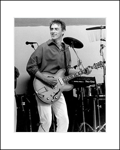 FamousRetail Paul Weller unsigned 10x8 photo