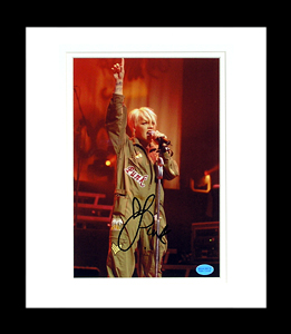 FamousRetail Pink signed 8x10and#39;and39; photo