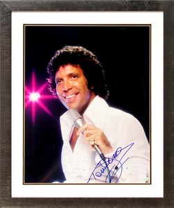 FamousRetail Tom Jones signed 20x16and#39;and39; photo