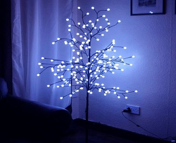 Kingfisher CHRISTMAS LED BERRY TREE. 5ft / 152cm. 200 FROSTY BLUE LIGHTS. OUTDOOR OR INDOOR