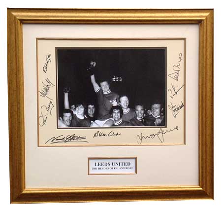 United and#8211; 1971 multi-signed and framed presentation