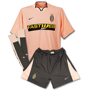03-04 Juventus Away Infant kit