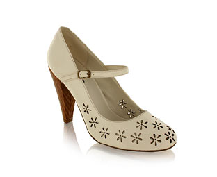 Fab Court Shoe With Chop Out Detail