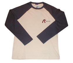 Long sleeved logo breast t-shirt