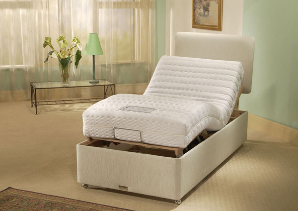 Non-turn Easycare mattress  Upholstery including 2 layers of visco-elastic foam supported by a core 