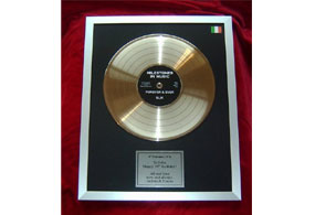 The Twelve Inch Replica Gold or Platinum Discs are presented in an 16 x 20 (50cm x 40cm) high qualit