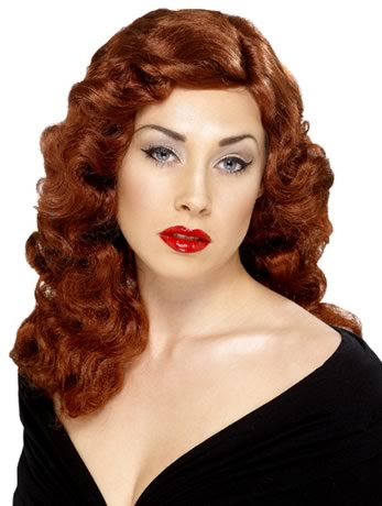 This 40s Glamour wig brings to mind the elegant pin-ups of the era. The wavy auburn hair is approxim