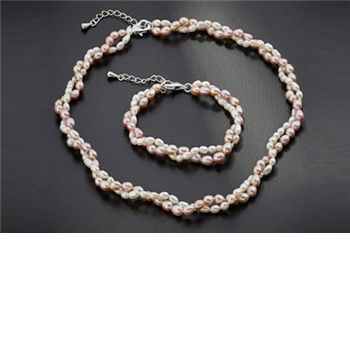 Giving a classic style a fresh new look, these three-piece jewellery sets feature rice pearls which each have a unique shape, size, and colour. The set is made up of a necklace, bracelet, and stud-style earrings, with linked chains for adjusting the 
