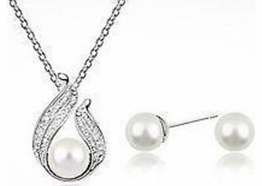 A modern twist on a classic look, these white pearl jewellery sets have been spiced up with SWAROVSKI ELEMENTS crystals. The set consists of a necklace and stud earrings, made with pearls which are approximately 9mm in size. White pearl necklace and 