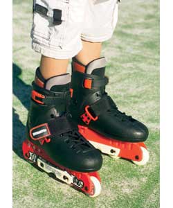 Junior Aggressor skate. Special Abec 1 carbon steel bearing. 2 head buckle with push lock. P.P