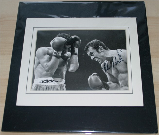 Alan Minter has signed this black and white photograph clearly in black pen. The photo has been