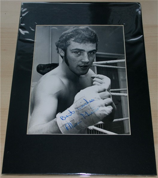 Alan Minter has signed this black and white photograph clearly in blue pen. The photo has been