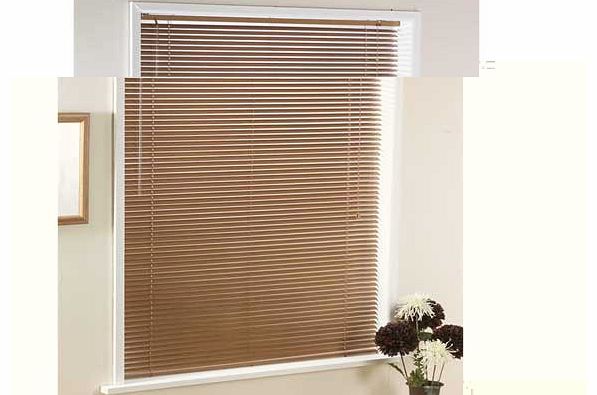 This aluminium venetian blind features a 25mm slat and automatic cord lock with wand tilt rod. It includes metal headrail. child safety cleat. fittings and instrunctions. Tested and safe to the 2014 blind safety standards BS EN 13120. Aluminium. Auto