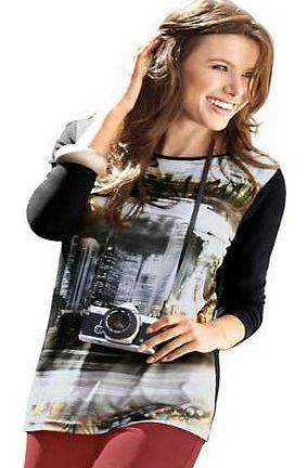 Perfect for that real city image. This long sleeved top has a modern skyline motif on the front. The back and sleeves are plain and it has a soft and flowing appearance. Ambria Top Features: Fitted Washable max. 30C 95% Polyester, 5% Elastane Length