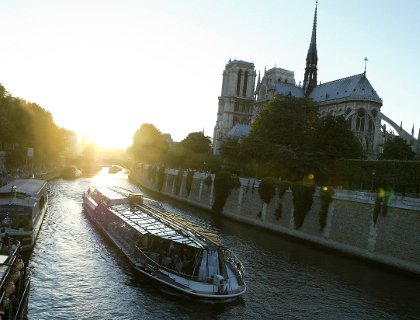 Bateaux Parisiens Dinner Cruises - Intro Sit back relax and see the sights of the worldandrsquo;s most romantic city from the most romantic setting imaginable - on a luxurious Bateaux Parisiens Dinner Cruise on the Seine! Bateaux Parisiens Dinner Cru