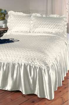 In a luxurious satin effect fabric, semi-fitted with a quilted top. Knitted polyester. Padding: poly