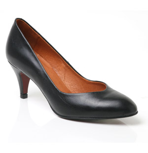 Leather court shoe with pointed toe and covered heel. With its classic shape the Carbielo shoe will 