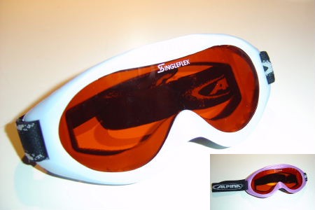 Sporty eye protection ideally suited for small children aged up to around 5 years. Approx size: 16cm