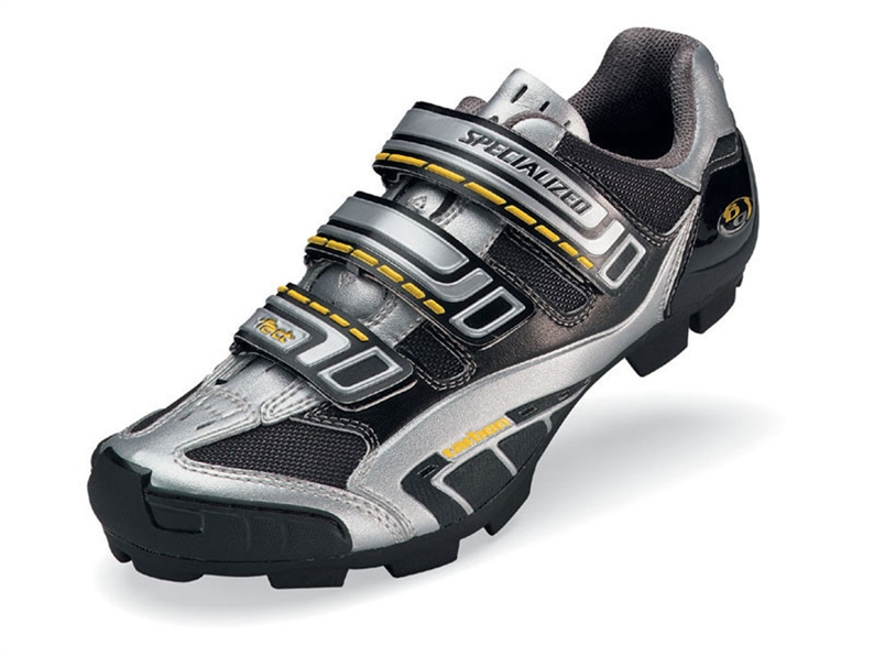 All the World Cup level performance of our F.A.C.T. BG Carbon Pro shoes, in a version for those who