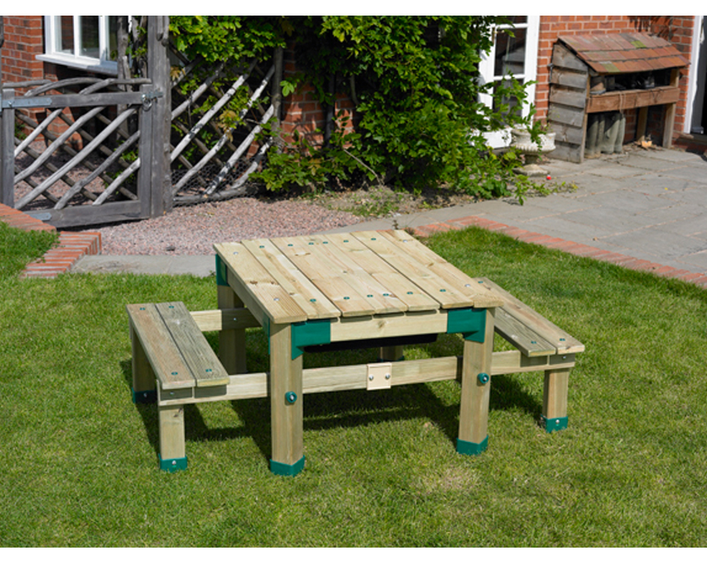 Two in one! With its removable inner tray this table can be a picnic table, sandpit or water play ta