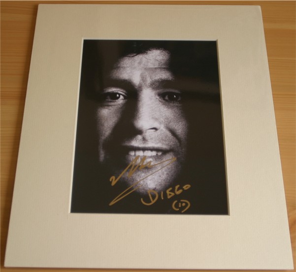 Diego Maradona has signed this superb print in gold pen. The print has been professionally mounted