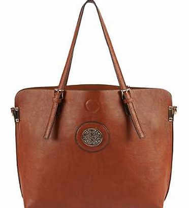 This modern disc-trim bag is in a lovely chestnut colour, perfect for everyday use. With adjustable buckle straps to suit personal taste. Bag Features: 100% Synthetic Size: 30.5H x 33W x 11D cm (12 x 13 x 4 ins)