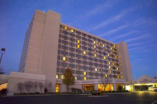 Unbranded Doubletree Hotel St. Louis at Westport