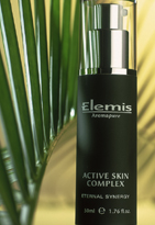 This anti-oxidant synergy of youth enhancing extracts and Jasmine Absolute radiantly lifts the look