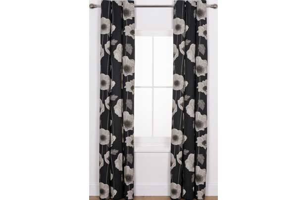 These Esra Curtains - 117 x 137cm in black offer a stylish and fresh light protection and decoration solution. A trendy black and white floral design will add a touch of elegance to your living room or bedroom. Suitable for machine washing and tumble
