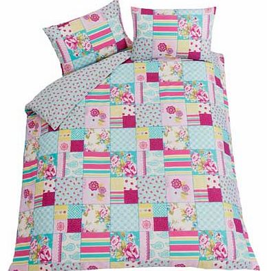 Bring some chic glamour to your bedroom with this Floral Blocks Duvet Cover Set. This duvet cover set includes a duvet cover and 2 pillowcases. Set includes 1 duvet cover and 2 pillowcases. Machine washable. Made from 50% polyester and 50% cotton. Su