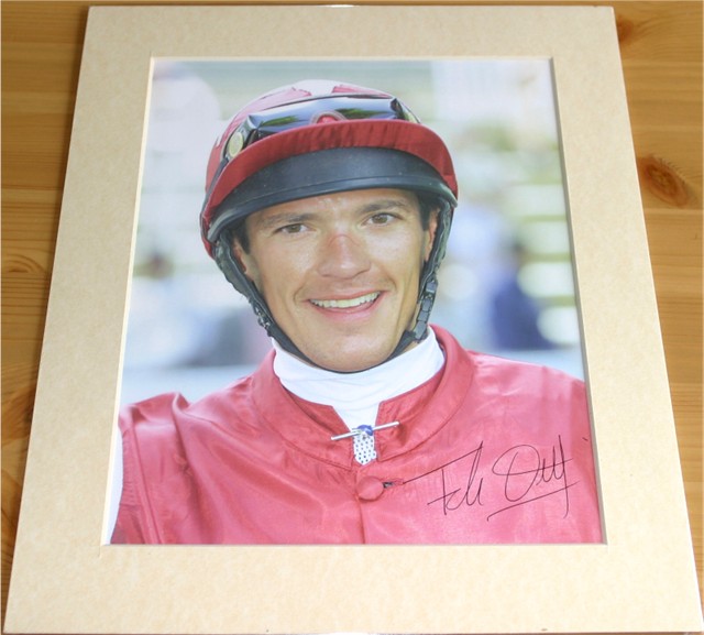 FRANKIE DETTORI SIGNED and MOUNTED PHOTO - 12 x 10
