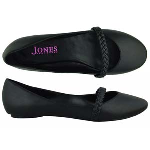 A smart pump from Jones Bootmaker. Features a plaited strap across the front, slight heel and a padd