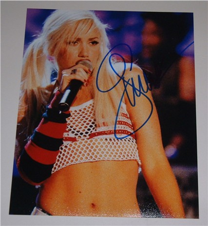 Awesome hand signed 10 x 8 inch colour photograph signed by Gwen Steffani in blue pen. COA -