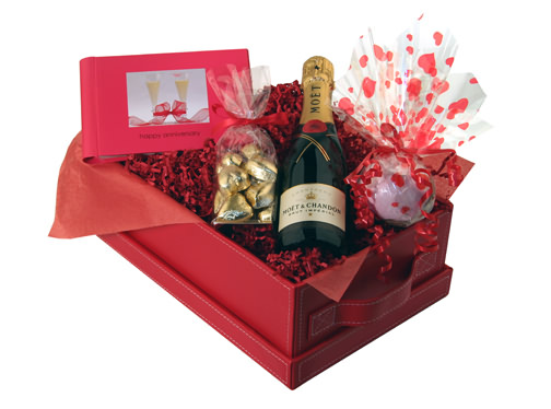 This gorgous keepsake faux leather red gift box  lined with velvet contains a bottle of Moet Chandon