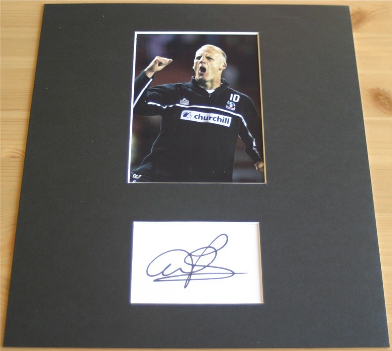 IAN DOWIE SIGNATURE MOUNTED WITH PHOTO - 12 x 10