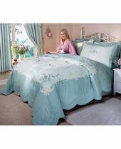 Juliette Quilted Throwover Machine washable. Throwover : cotton. Filling: polyester. Curtains: Cotto