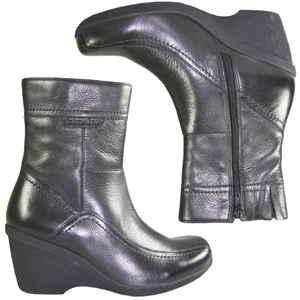 A simple casual ankle boot from Hush Puppies. With wedge heel and grained leather.