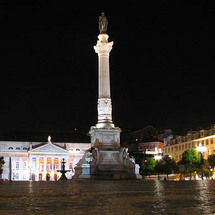 Enjoy the delights of Lisbon in the evening. See the illuminated monuments and enjoy a typical Portu