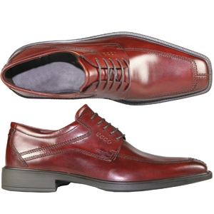 A five eyelet Derby from Ecco. Features square toe, twin stitched apron and a padded collar for extr
