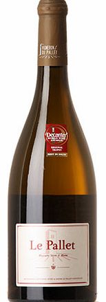 Made by Les Dix du Pallet, a cooperative of 10 growers based in Le Pallet, a cru village in the south-east of the Loire region between the rivers Sevre and Maine. This is a rare, high-quality example of a mature, partially oak-fermented Muscadet. A u