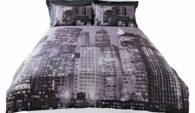 Create everyday glamour with this stylish black and white photographic print duvet set which allows you to enjoy the fantastic sights of New York City skyline at night. every night. Set includes 1 duvet cover and 2 pillowcases. Machine washable. Made
