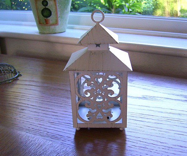 This lantern can hang or sit on its legs, itandnbsp;is ideal for the garden or conservatory, metal