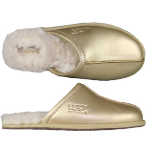 A chic slipper from UGG. With warm sheepskin lining and a cork infused rubber outsole.