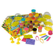 This Play-Doh Make and Display Party Pack includes classic Play-Doh accessories, tools, moulds, dome