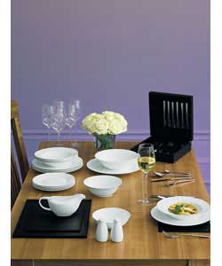 Set contains 3 dinner plates. Plate diameters 24, 18, 15cm. Oval platter. Salt and pepper. Gravy boa