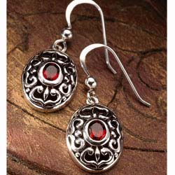 Sumptuous Mughal filigree-work is echoed in our antique-finish sterling silver jewellery set with