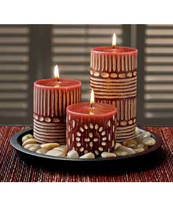 3 pillar candles with polyresin plate and white pebbles.Size of each piece (H)7.5, (W)7.5cm and (H)7